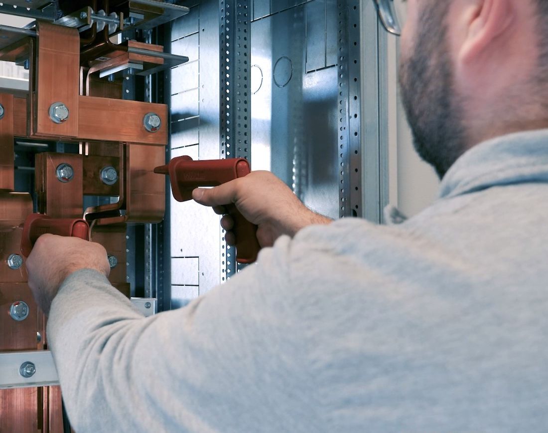 Prüfen einer fertigen Verteilung. Funktionstest der einzelnen Stromkreise unter Spannung bis auf die Anschlussklemme