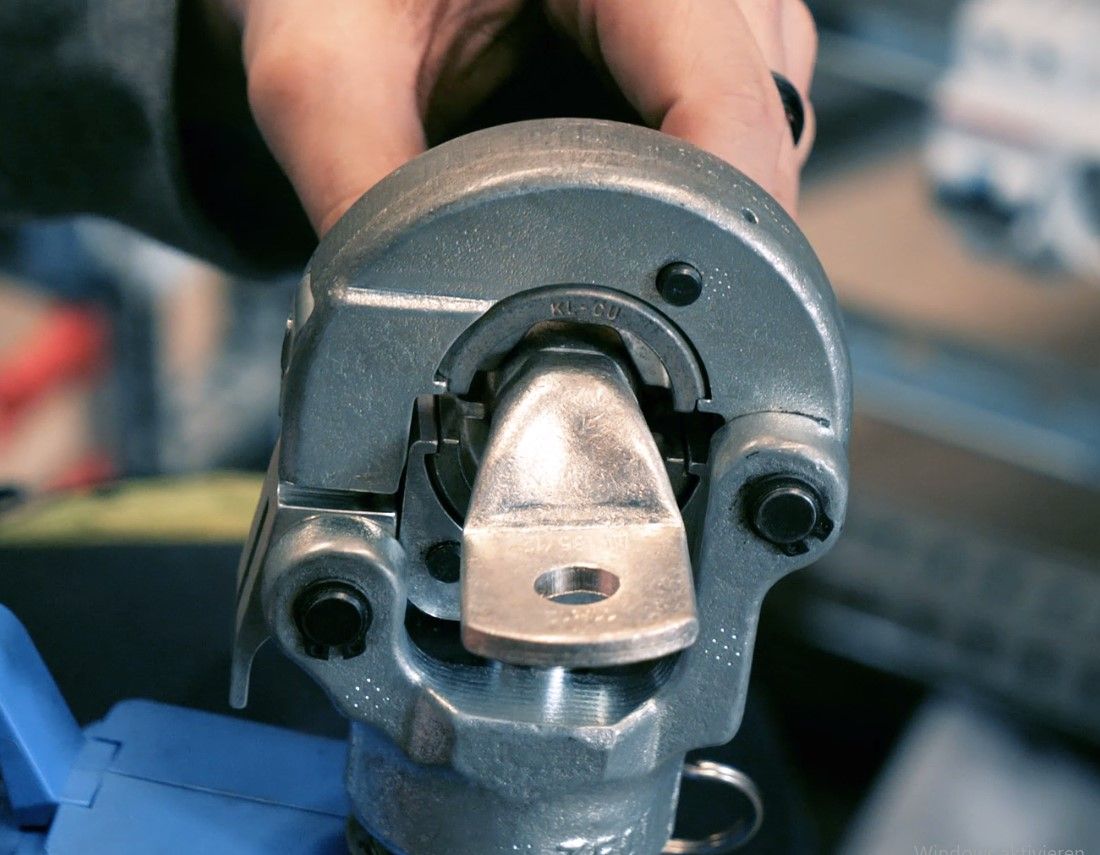 Aufsetzen und Pressen von Rohrkabelschuh mit Elektro-Hydraulischer Quetschzange